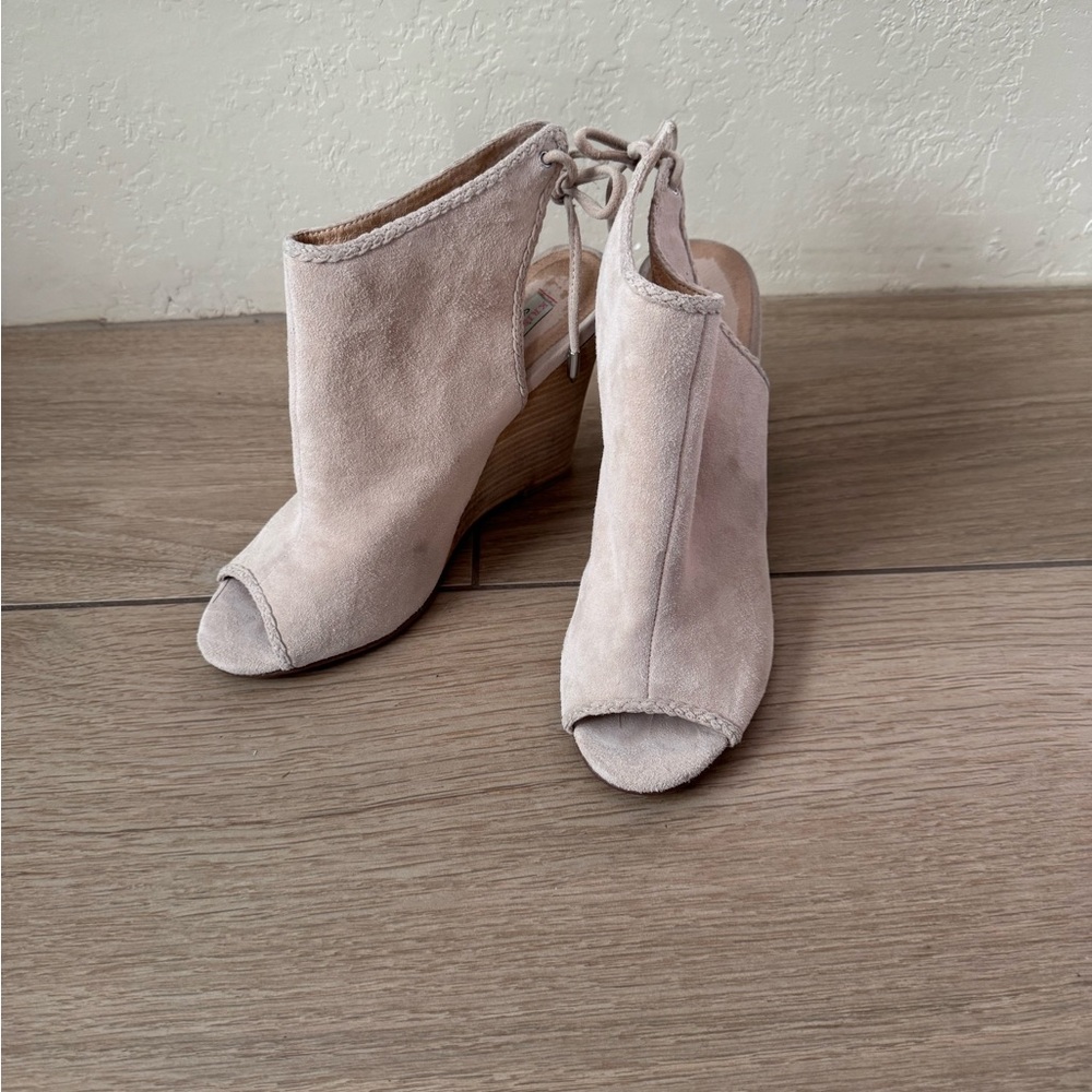 Kristin Cavalarri by Chinese laundry ultra suede peep toe